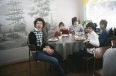 Barn äter mat på fritidsgården, 1970-tal