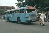 Bussen Karlavagnen kör längst Storgatan på Barnens dag, 1950-tal