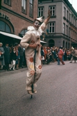 Clown hoppar Storgatan fram på barnens dag, 1950-tal