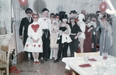 Ungdomar utklädda på barnens dag, 1950-tal