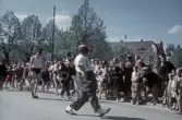 Clown och tyngdlyftare på Barnens dag, 1950-tal