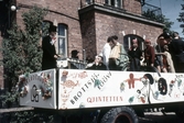 Brottsjö-Lööw quintetten spelar på sin vagn på Barnens dag, 1950-tal