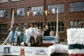 Flickorna från Moulin Rouge ska strax börja dansa i Barnens dag-tåget, 1950-tal