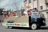 En lastbil från Norlings bryggeri med Guldus äppeldryck ska åka med i Barnens dag-tåget, 1950-tal