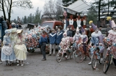 Vackra damer, scouter och cyklande clowner i Barnens dag-tåget, 1950-tal