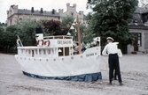 Örebro III redo för sjösättning i Barnens dag-tåget, 1950-tal