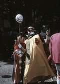 En dansande clown i Barnens dag-tåget, 1950-tal