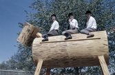Tre ryttare på trähäst i Barnens dag-tåg, 1950-tal