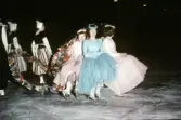 Ungdomar utklädda till holländare och sagofeer på skridskor, 1950-tal
