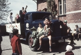 Barn, clowner och musikband vid lastbil på Barnens dag, 1950-tal