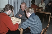 Pojkar spelar spel på fritidsgård, 1960-tal