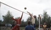 Ungdomar spelar volleyboll utomhus, 1970-tal