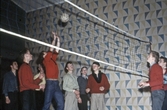 Ungdomar spelar volleyboll på föreningsgård, 1960-tal