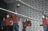 Ungdomar spelar volleyboll på föreningsgård, 1960-tal