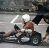 Pojke åker gokart på bana i Täby, 1970-tal