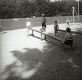 Barn gungar gungbräda i Stadsparken, 1940-tal