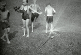 Barn leker i vattenspridare i Stadsparken, 1940-tal