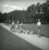 Skolbarn på grusväg, 1940-tal