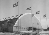 Flaggning utanför idrottshuset, 1950-tal