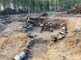 Resterna efter en jordkällare framrensad vid en arkeologisk förundersökning kring torpet Rödjorna i Sandseryds socken, Jönköpings kommun.