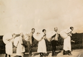 Personal och elever från Stretereds vårdhem är på väg till Kållered-Tvätten på Streteredsvägen 36 B cirka 1924.