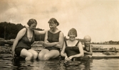 Badande kvinnor vid Stretereds badplats, Tulebosjön år 1923. Från vänster: Nora Krantz (1879 - 1955), två okända väninnor samt Rosa Krantz (1912 - 1994, gift Pettersson, Noras dotter).