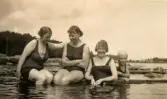 Badande kvinnor vid Stretereds badplats, Tulebosjön år 1923. Från vänster: Nora Krantz (1879 - 1955), två okända väninnor samt Rosa Krantz (1912 - 1994, gift Pettersson, Noras dotter).