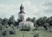 Hedemora kyrka och kommunalhus. Läs mer om Hedemora kyrka i boken: Dalarnas kyrkor i ord och bild.