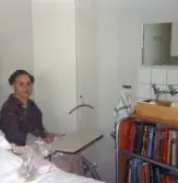 Patient väljer bok från bokvagnen på Regionsjukhuset, 1965