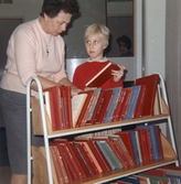 Ung pojke väljer bok på Regionsjukhuset, 1965-02-17