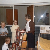Med bokvagn på barnavdelningen på Regionsjukhuset, 1965-02-17