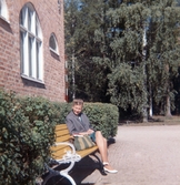 På parkbänk vid Mellringeklinikerna, 1965-08-15