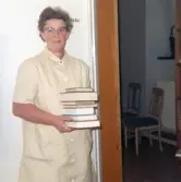 Personal på konvalescenthemmet Adolfsberg med bokhög, 1965