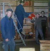 Flyttarbetare packar ner böcker på Regiosjukhusets bibliotek, 1965