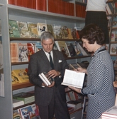 Vid barnböckerna på Westlings bokhandel, juli 1966