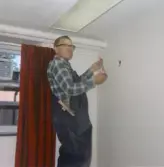 Vaktmästaren hjälper till med flytten på Regionsjukhuset, juli 1968