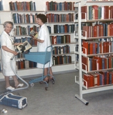 Bibliotekarier i flyttartagen på Regionsjukhuset, juli 1968