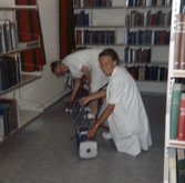 Städning i biblioteket på Regionsjukhuset, juli 1968