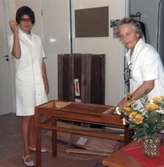 Uppackning av nya katalogsskåpet på Regionsjukhusets bibliotek, 1968-07-17