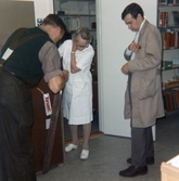 Uppackning av bokvagn på Regionsjukhuset, 1968-07-17