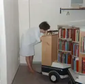 Barbro tittar på nya el-boktrucken, 1968-07-23