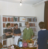 Besökarna beundrar inredningen i nya sjukhusbiblioteket, augusti 1968