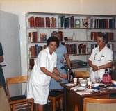 Alfhild har fest på sjukhusbiblioteket, 1968