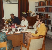 Vid kaffebordet på sjukhusbiblioteket, 1968