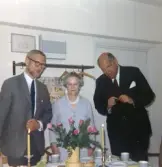 Kollegor på sjukhusbiblioteket gratulerar, 1970