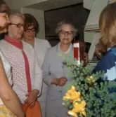 Kirre får ett paket av kollegorna på sjukhusbiblioteket, 1970