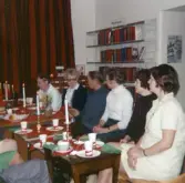 Fika på personalens julfest på sjukhusbiblioteket, 1970