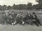 .John Johansson, militären i mitten och fotograf, får besök av några kompisar från Krogsered. De sitter i gräset vid en grusväg. Från höger: Otto Josefsson, Bökhult; okänd; John Johansson; Börje Johansson, Yttre Yered; Erik Nilsson, Årnakull;, Oskar Karlsson, Våghult; Gösta Karlsson, Våghult.