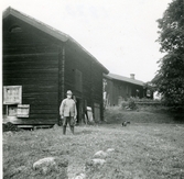 Gunnilbo sn, Norbyn.
Äldre man stående vid uthus. C:a 1930-tal.