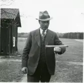 Gunnilbo sn, Naddebo.
Anders Andersson med slagruta. 1937.